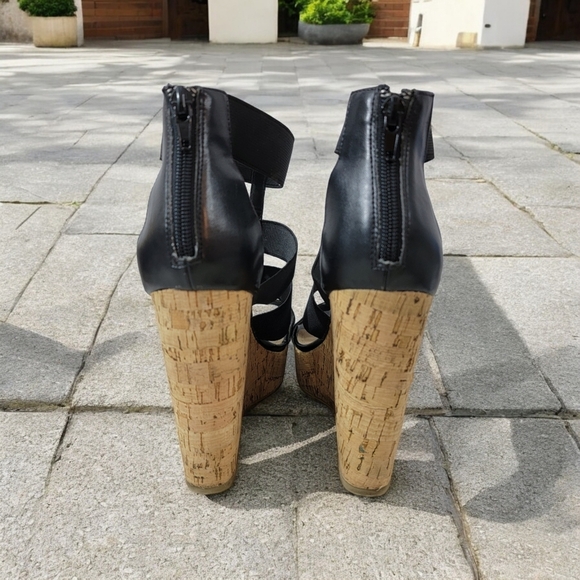 Steve Madden woman's size 9.5 5" platform heels with upper straps. Zip up backs. - Picture 5 of 6